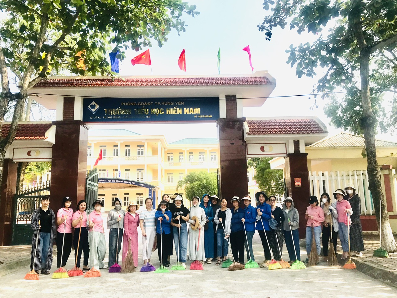 TRƯỜNG TIỂU HỌC HIẾN NAM HƯỞNG ỨNG LỜI KÊU GỌI THAM GIA TỔNG VỆ SINH KHẮC PHỤC HẬU QUẢ SAU LŨ