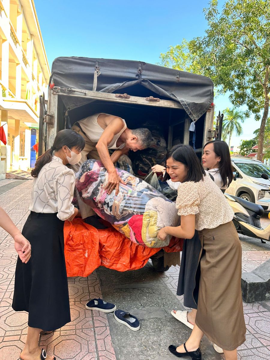 CHUNG TAY ỦNG HỘ ĐỒNG BÀO VÙNG BÃO LŨ