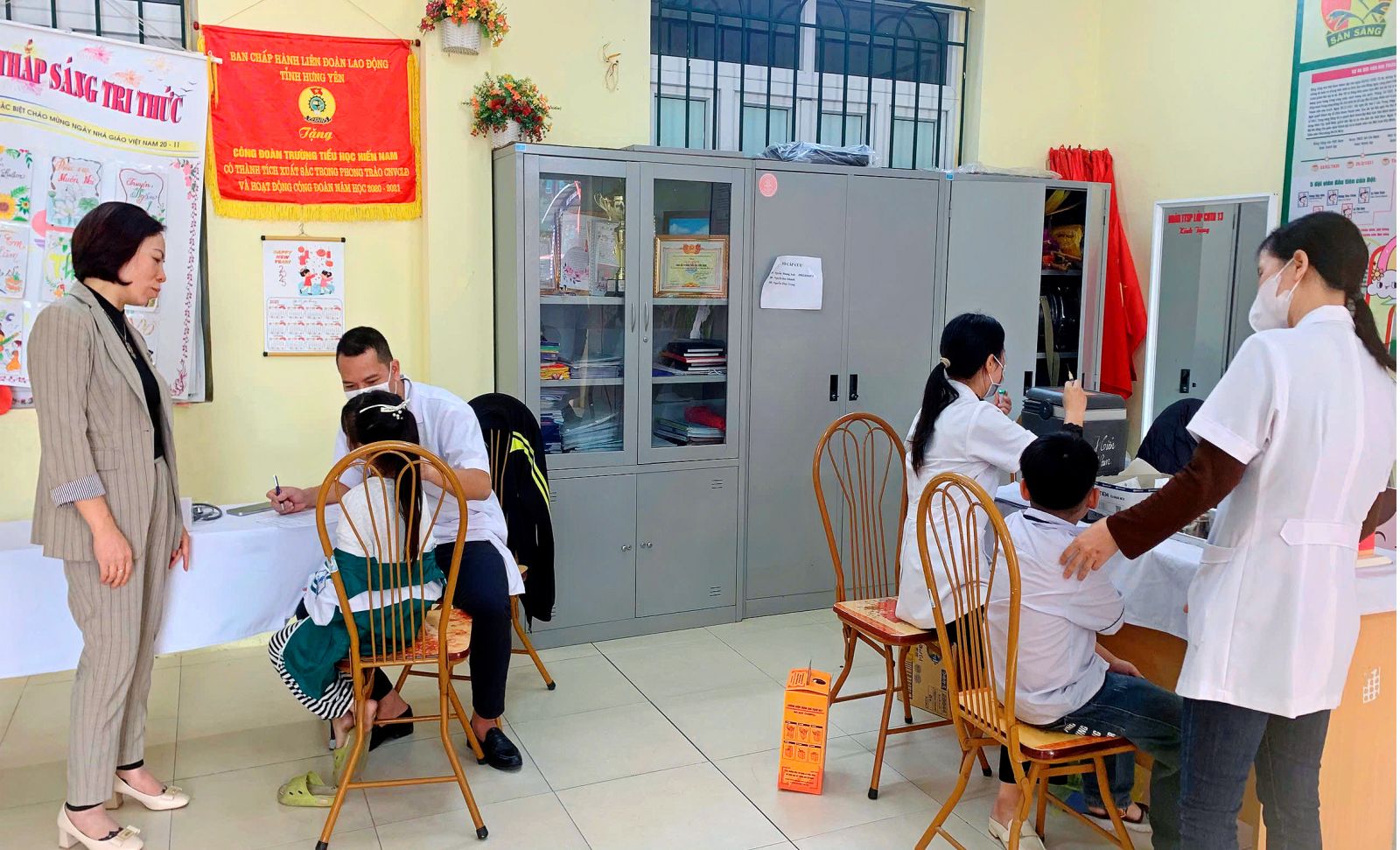 TRƯỜNG TIỂU HỌC HIẾN NAM PHỐI HỢP VỚI TRẠM Y TẾ PHƯỜNG PHỐ HIẾN TỔ CHỨC TIÊM VAC-XIN UỐN VÁN – BẠCH HẦU CHO HỌC SINH