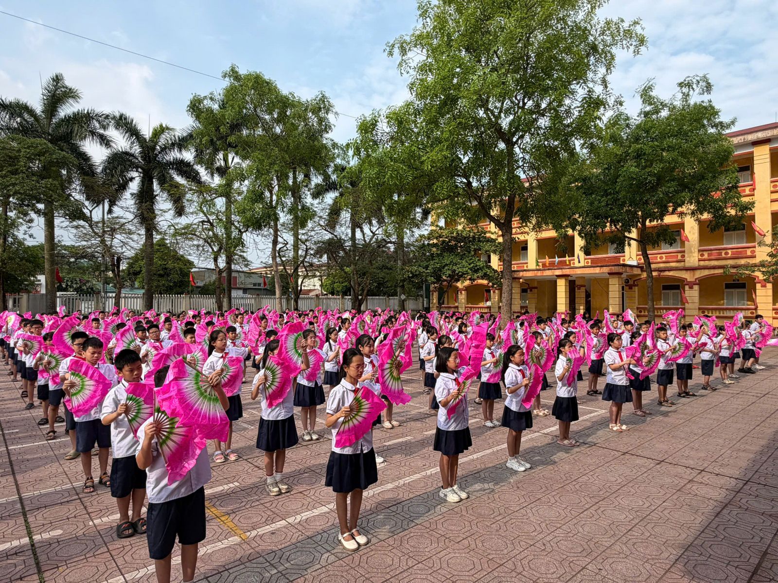 SÔI NỔI BUỔI ĐỒNG DIỄN MÚA HÁT SÂN TRƯỜNG CHỦ ĐỀ “GIỮ GÌN TRUYỀN THỐNG – VỮNG BƯỚC TƯƠNG LAI”