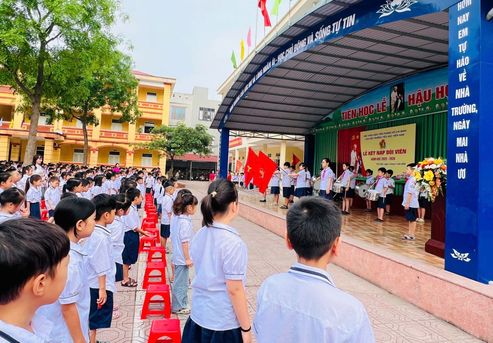 LỄ KẾT NẠP ĐỘI VIÊN MỚI – DẤU MỐC TỰ HÀO CỦA HỌC SINH KHỐI 3